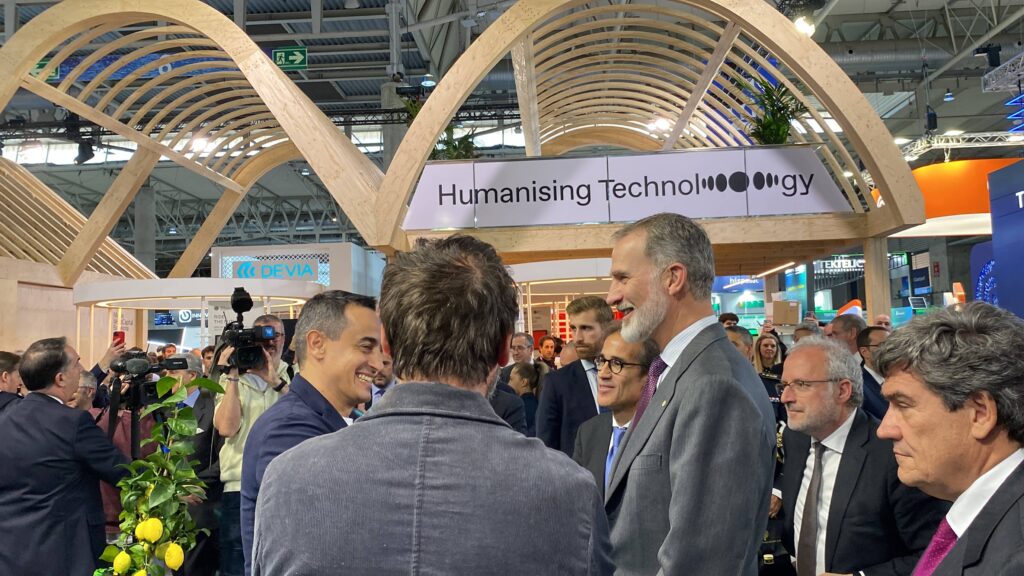 Visita institucional en el stand de Agerpix en el MWC